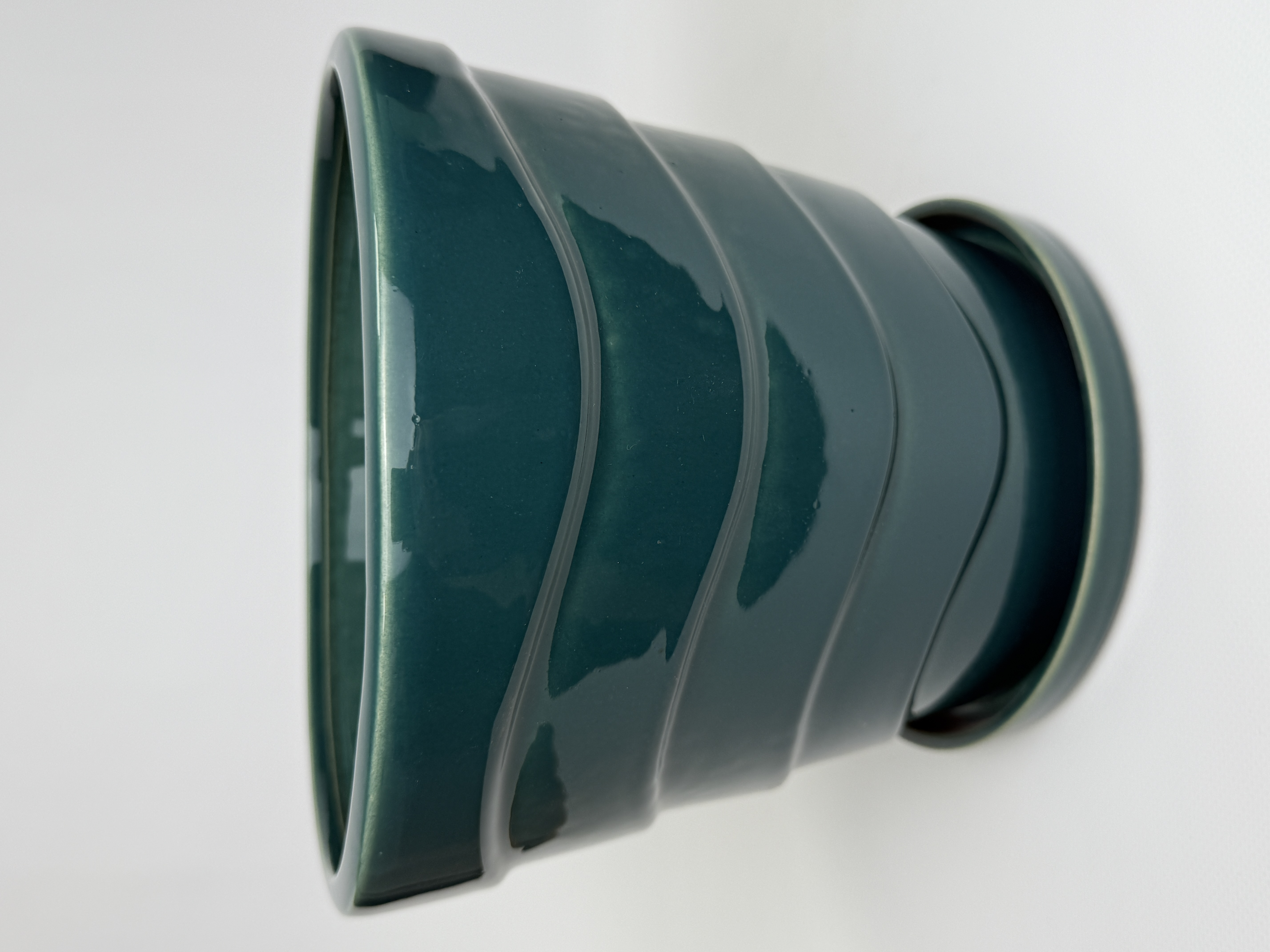 Горщик Конус з хвильками 4.6 л Р253смарагдовий