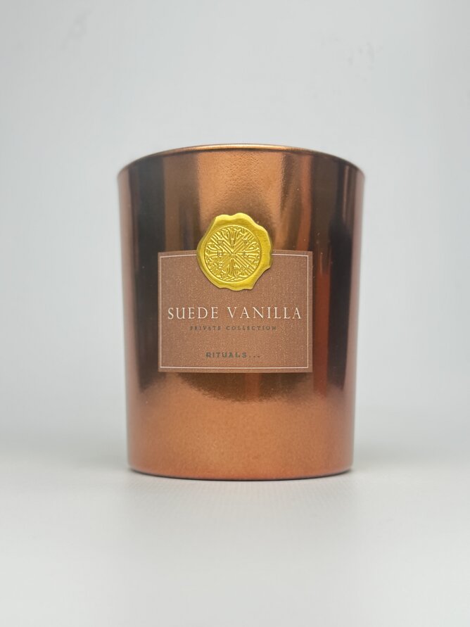 THE RITUAL SUEDE VANILLA PRIVATE COLLECTION - Ароматична свічка. 360g