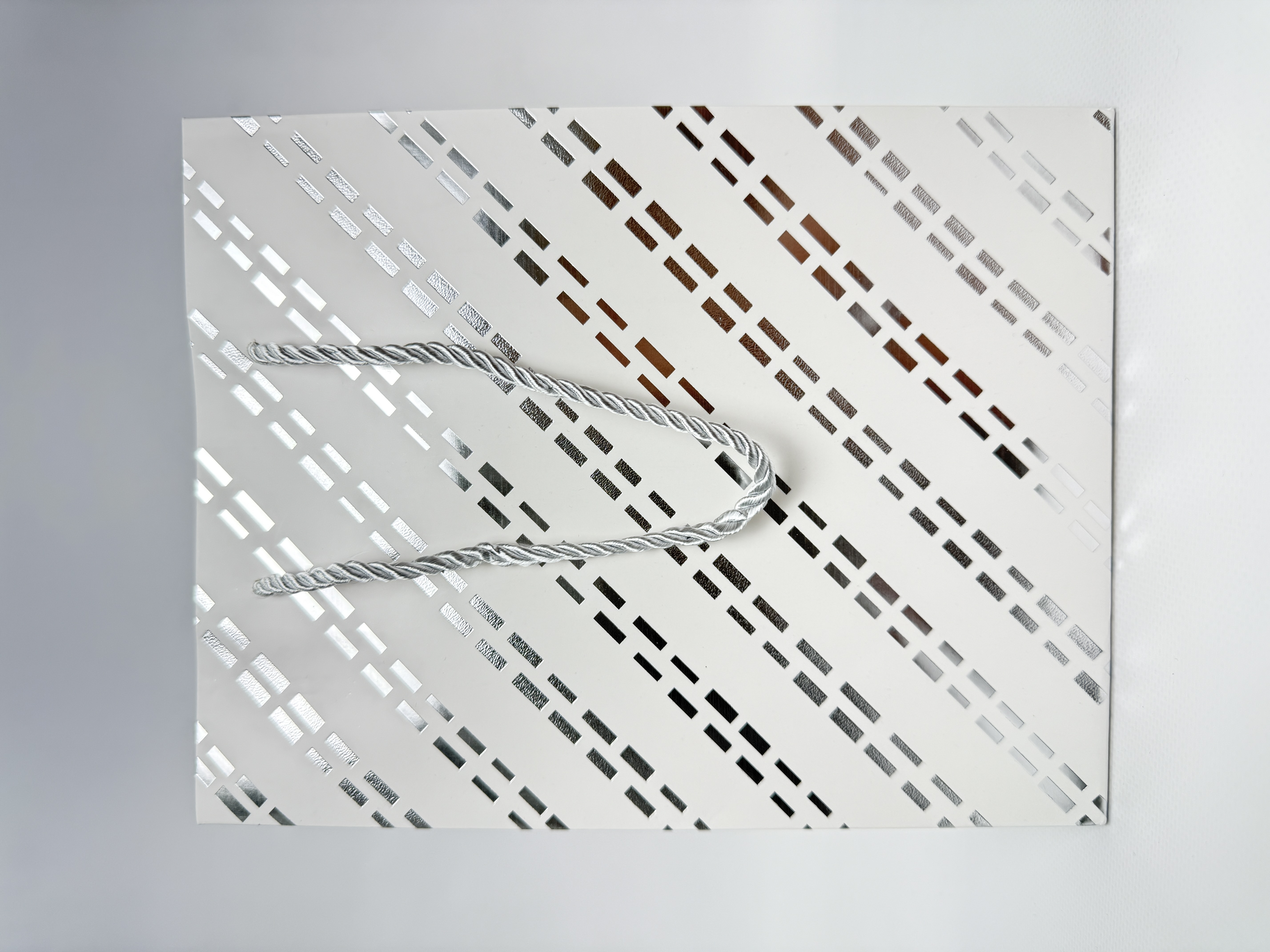 Пакет подарунковий білий з тисненням 18х23х10 см в асортименті