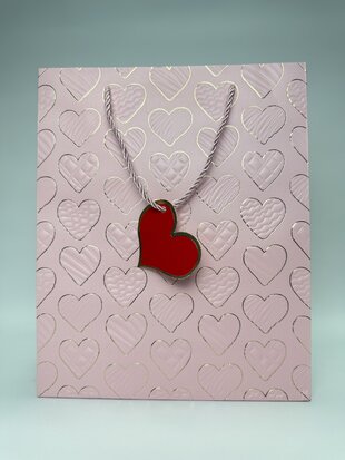 Пакет подарунковий з серцями 26х32х10 см в асортименті